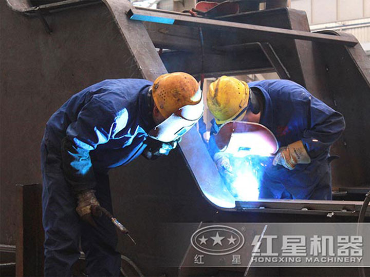 車間生產(chǎn)加工移動破碎機(jī)，每一臺設(shè)備都是匠心打造